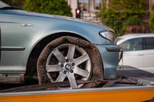 BMW na torowisku, od rana utrudnienia na Legnickiej