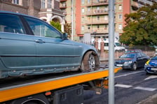BMW na torowisku, od rana utrudnienia na Legnickiej