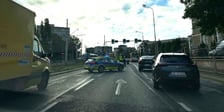 BMW na torowisku, od rana utrudnienia na Legnickiej
