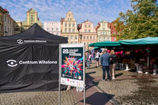Miasteczko naukowe na placu Solnym na inaugurację 29. Dolnośląskiego Festiwalu Naukowego