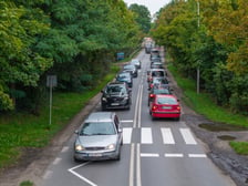<p>Chodnik na ulicy Mościckiego powstanie od ronda do przejścia dla pieszych i przystank&oacute;w autobusowych</p>