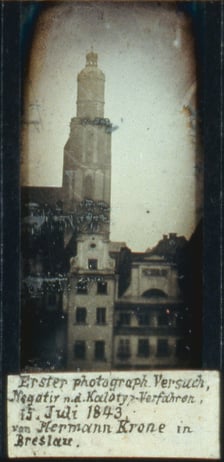 <p>Wieża kościoła garnizonowego i kamieniczki, 1843. Najstarsze znane zdjęcie z Wrocławia.&nbsp;</p>