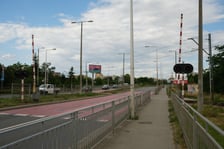 Przejazd kolejowy na ulicy Strzegomskiej w pobliżu Ronda Rotmistrza Pileckiego