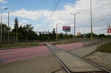 Przejazd kolejowy na ulicy Strzegomskiej w pobliżu Ronda Rotmistrza Pileckiego