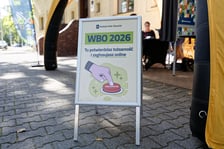 <p>Mobilny punkt umożliwiający potwierdzenie tożsamości i zagłosowanie w WBO 2026. W piątek 18 września punkt zlokalizowany był na Zaciszu, obok siedziby CAL Zacisze i Rady Osiedla Zacisze-Zalesie-Szczytniki.</p>