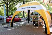 <p>Mobilny punkt umożliwiający potwierdzenie tożsamości i zagłosowanie w WBO 2026. W piątek 18 września punkt zlokalizowany był na Zaciszu, obok siedziby CAL Zacisze i Rady Osiedla Zacisze-Zalesie-Szczytniki.</p>