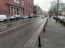 Dotychczas rowerzyści jeździli Sądową po chodniku lub ulicą z samochodami.