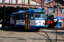 <p>Dzień Otwarty Zajezdni Popowice w 2025 roku, zabytkowy tramwaj Tatra przed halą dawnej zajezdni.</p>