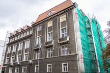 Gmach przy Placu Muzealnym 16 częściowo zasłonięty rusztowaniami z płachtami, wrzesień 2026