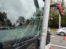 Autokar uderzył w słup sygnalizacji świetlnej na ulicy Wróblewskiego