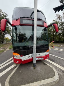 Autokar uderzył w słup sygnalizacji świetlnej na ulicy Wróblewskiego