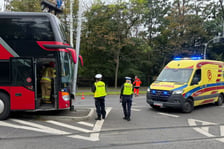 Autokar uderzył w słup sygnalizacji świetlnej na ulicy Wróblewskiego