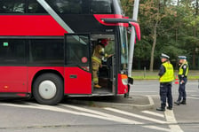 Autokar uderzył w słup sygnalizacji świetlnej na ulicy Wróblewskiego