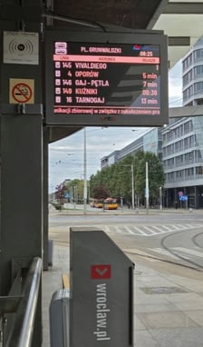 Testy nowych tablic przystankowych na Rondzie Reagana we Wrocławiu