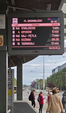Testy nowych tablic przystankowych na Rondzie Reagana we Wrocławiu