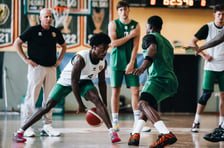 <p>Kyrell Luc (z piłką), trening na Mieszczańskiej</p>