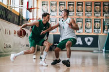 <p>Kapitan Jaku Nizioł (z piłką) i Anthony Wrzeszcz, trening na Mieszczańskiej</p>