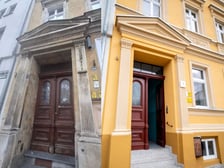 <p>Portal wejściowy kamienicy Żeromskiego 5 (przed i po remoncie)</p>
