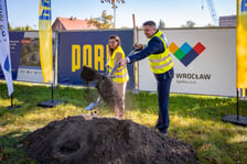 <p>Iwona Gosa i Tomasz Rakowski, symboliczny początek budowy TBS-u Wrocław na Brochowie, 28 września 2026</p>