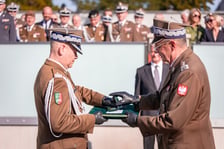 Gen. bryg. Dariusz Czekaj (po lewej) objął funkcję rektora-komendanta Akademii Wojsk Lądowych we Wrocławiu