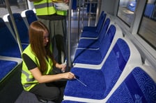 Studenci Uniwersytetu Medycznego pobierają próbki z tramwaju