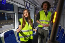 Studenci Uniwersytetu Medycznego pobierają próbki z tramwaju