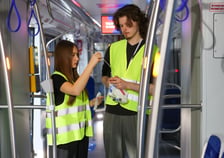 Studenci Uniwersytetu Medycznego pobierają próbki z tramwaju