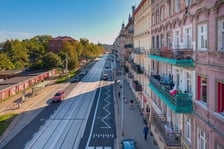 Nowe wiedeńskie przystanki autobusowo-tramwajowe o nazwie „Trzebnicka” na wyremontowanej ulicy Trzebnickiej
