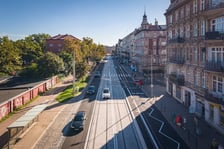 Nowe wiedeńskie przystanki autobusowo-tramwajowe o nazwie „Trzebnicka” na wyremontowanej ulicy Trzebnickiej