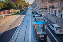 Nowe wiedeńskie przystanki autobusowo-tramwajowe o nazwie „Trzebnicka” na wyremontowanej ulicy Trzebnickiej