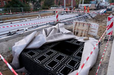 Elementy, z których składany jest moduł antykompresyjny. Dzięki takim modułom możliwe jest sadzenie drzew wśród gęstej sieci podziemnych instalacji