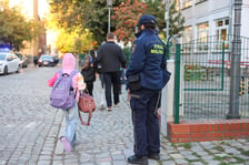 Patrole policji i straży miejskiej odbywał się m.in. w rejonie szkoły przy ul. Menniczej, 09.10.2026 r.