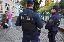 Patrole policji i straży miejskiej odbywał się m.in. w rejonie szkoły przy ul. Menniczej, 09.10.2026 r.