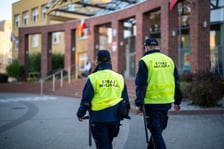 Partol straży miejskiej przed szkołą przy ul. św. Jerzego, 09.10.2026 r.