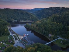 <p>Jezioro Bystrzyckie, widok z drona</p>