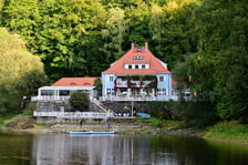<p>Widok z Jeziora Bystrzyckiego na restaurację Fregata</p>