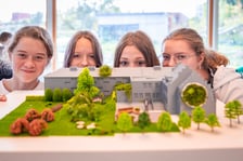 <p>ReWild - warsztaty w Odra Centrum. Wrocław, 12.10.2026. Na zdjęciu uczennice szkoły przy ul. Solskiego przy swoim projekcie teren&oacute;w zielonych.</p>