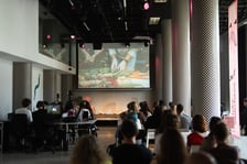 <p>Forum otwierające projekt "Sztuka spacerowania", zdjęcie wykonane w Barbarze przy ul. Świdnickej, w maju 2026.</p>