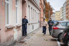 Ok. godziny 8:00 ruszyła ewakuacja mieszkańców okolic ul. Kolejowej. Na miejscu są funkcjonariusze policji, straży miejskiej i straży pożarnej, 20.10.2026 r.