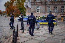 Ok. godziny 8:00 ruszyła ewakuacja mieszkańców okolic ul. Kolejowej. Na miejscu są funkcjonariusze policji, straży miejskiej i straży pożarnej, 20.10.2026 r.