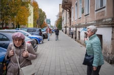 Ok. godziny 8:00 ruszyła ewakuacja mieszkańców okolic ul. Kolejowej. Na miejscu są funkcjonariusze policji, straży miejskiej i straży pożarnej, 20.10.2026 r.