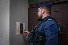 Ok. godziny 8:00 ruszyła ewakuacja mieszkańców okolic ul. Kolejowej. Na miejscu są funkcjonariusze policji, straży miejskiej i straży pożarnej, 20.10.2026 r.