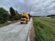 Postęp prac nad nawierzchnią wałów przeciwpowodziowych na Karłowicach
