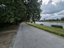 Postęp prac nad nawierzchnią wałów przeciwpowodziowych na Karłowicach