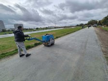 Postęp prac nad nawierzchnią wałów przeciwpowodziowych na Karłowicach