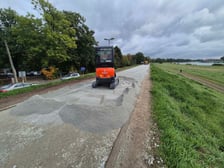 Postęp prac nad nawierzchnią wałów przeciwpowodziowych na Karłowicach