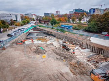 <p>250-kilogramowy ładunek został znaleziony na budowie przy ul. Kolejowej. Teren zabezpiecza policja i straż miejska, 19.10.2026 r.</p>