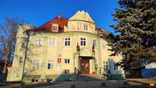Zabytkowy budynek szkoły w Węgrach