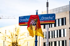 Uroczystość odsłonięcia tablicy z nową nazwą skweru: im. ks. Stanisława Orzechowskiego „Orzecha”