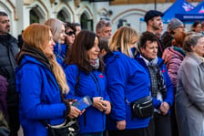 Uroczystość odsłonięcia tablicy z nową nazwą skweru: im. ks. Stanisława Orzechowskiego „Orzecha”